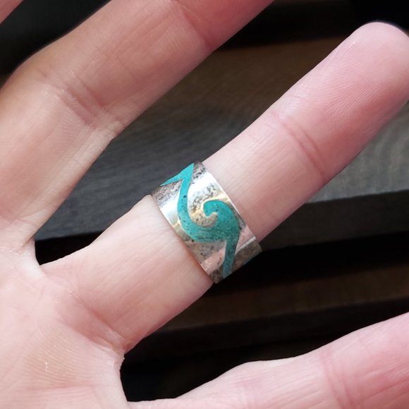 Size 6 925 Sterling Silver Wavy Inlay Heavy Tarnished Ring - Picture 2 of 6